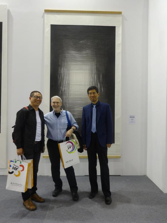 　　南京国际美术展上获奖作品光与线受到哈佛大学教师汪悦进（右）和普林斯顿大学教授谢伯柯（中）的高度赞赏 2014