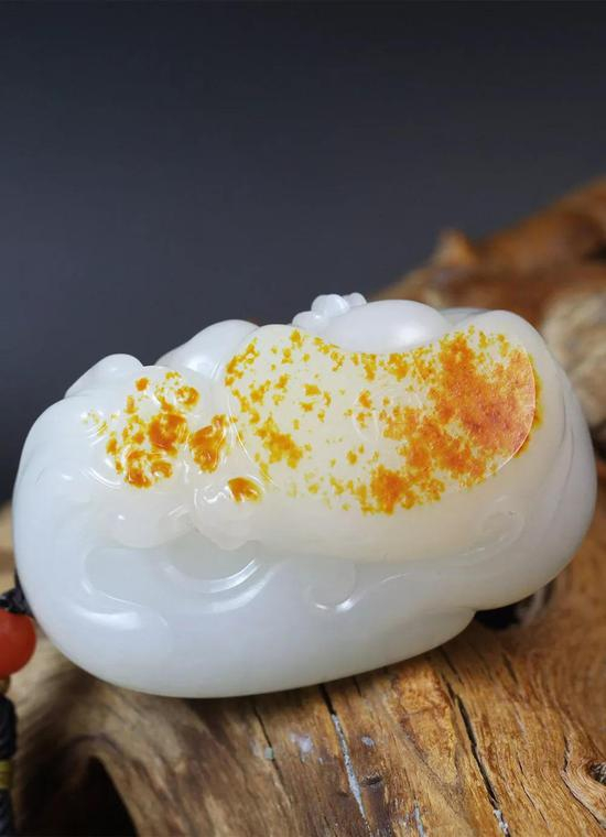 许永刚 和田玉籽料运财把件 　　51*31*24mm 72g 　　款识：允