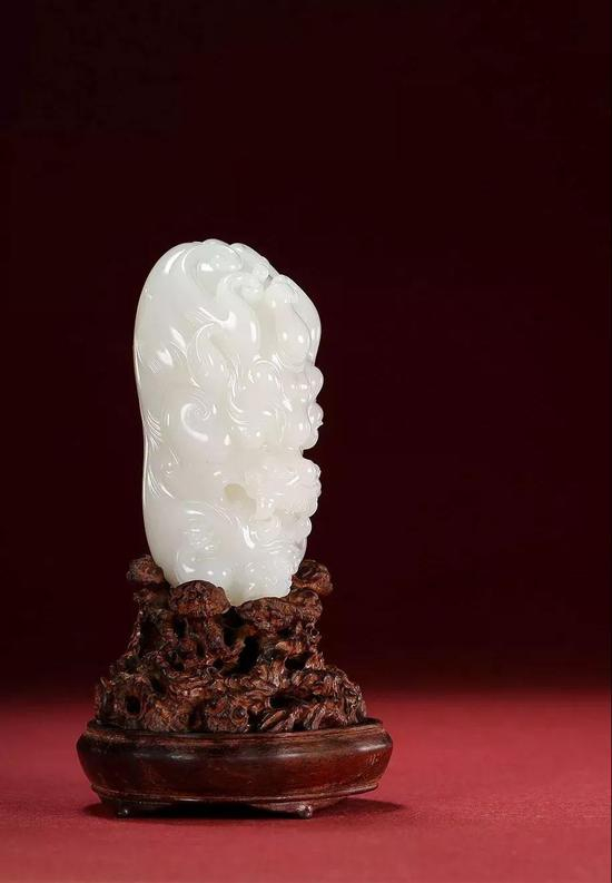 许永刚 和田玉籽料俏色立体雕守护摆件 　　97*46*43mm 311g 　　款识：允