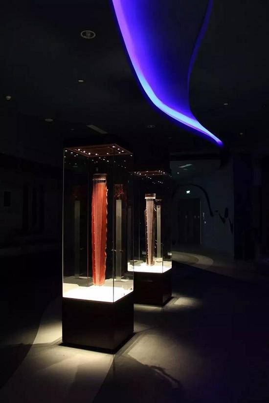 展厅中的“彩凤鸣岐”琴和“来凰”琴
