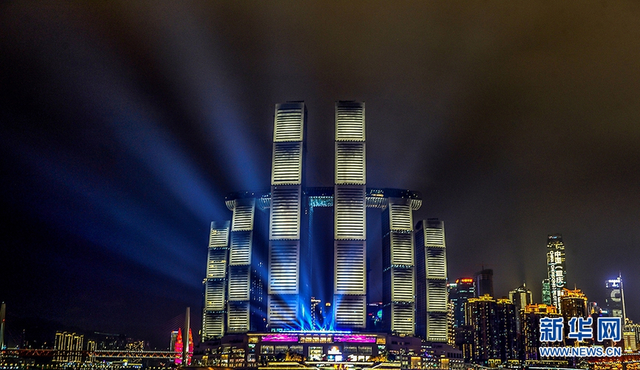 重庆来福士亮灯 空中水晶连廊为山城夜色再添特效