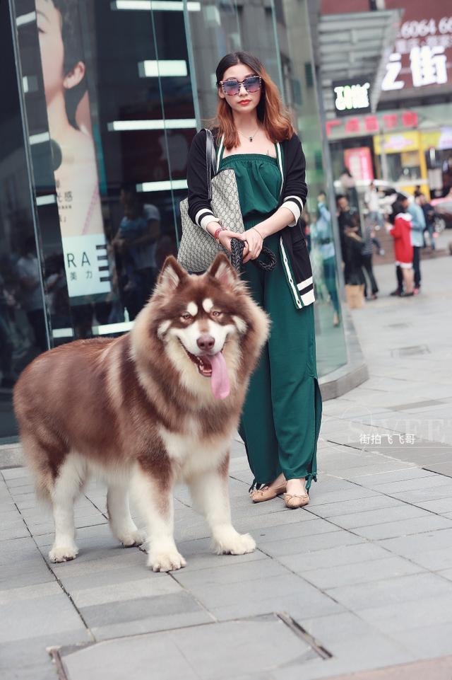 2018重庆初夏街拍来袭 高颜值美女秀长腿