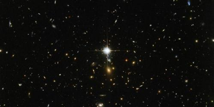 一闪一闪亮晶晶 nasa发布哈勃拍摄星系团照片