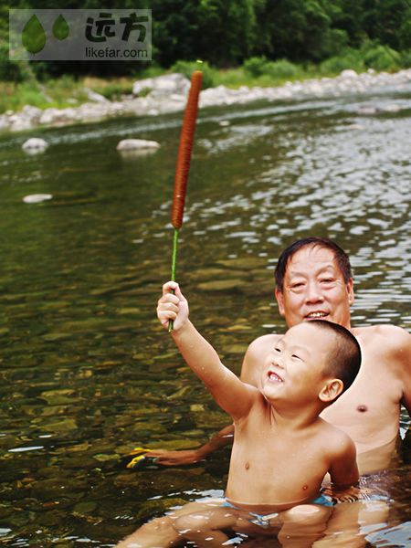 戏水孩童 作者：行走的雨