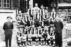 1901年，上海圣约翰大学成立足球队，球队队服紧跟时代潮流
