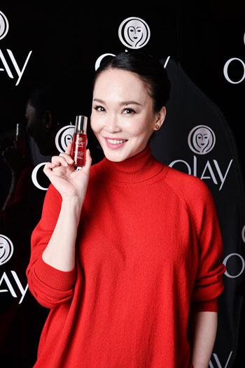 Olay 奇迹赋能肌底液家族的推出让范文芳相当开心，试用后更对它大大赞扬