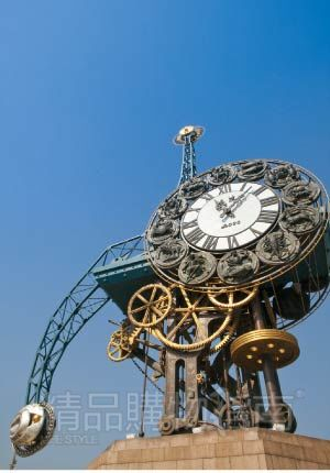 海河大桥上的建筑也是古香古色，值得观赏。