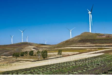 白色风力发电风车在空旷的地方更为壮观