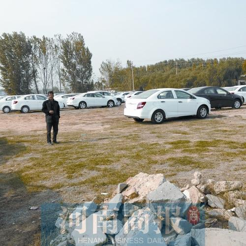 索须河北岸的这块空地，成了一座停车场