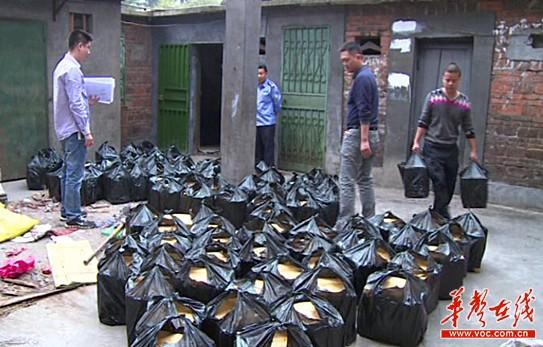 警方从李小凤家的杂物间查获的白酒。警方视频截图。