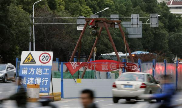 2013年10月18日，南京市苜蓿园大街的一处雨污分流施工工地，工人们正在施工。 CFP 图