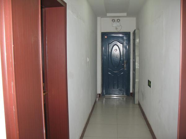 佳禾宾馆内景，防盗门内为关押“超生户”的房间。 澎湃新闻记者 赵孟 图