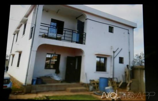 2012年，阿杜回马达加斯加盖的房子很像中国南方农村的新洋房。