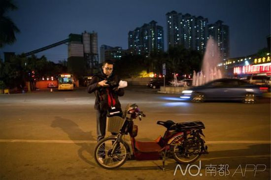 12月1日，阿杜在西槎路帮一个马达加斯加人买女鞋。