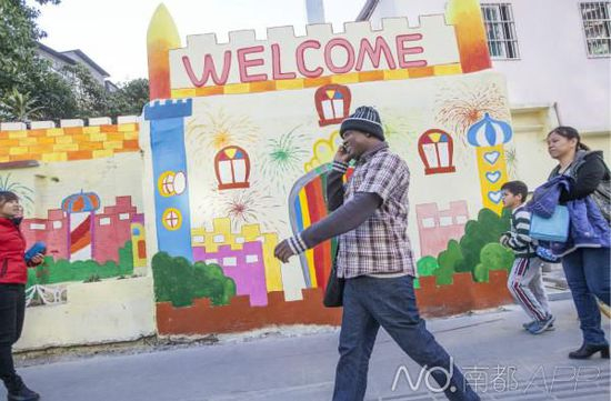 12月17日，一名非洲人走在广州麓景路街头。