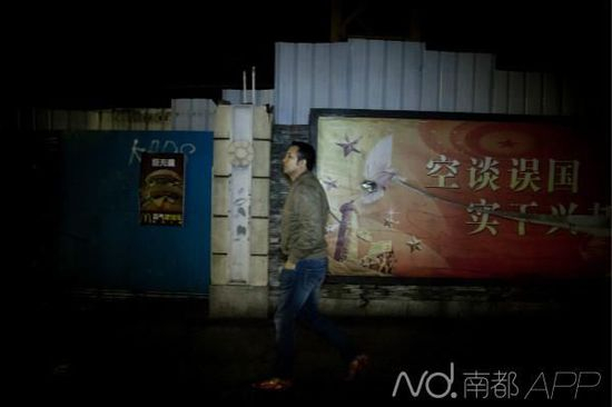 12月13日晚上，阿杜走在北京路上。