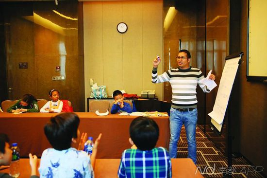 11月23日，阿杜给随父母来做礼拜的外国孩子上课。