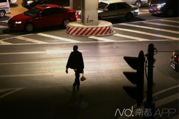 11月19日，在环市西路与小北路交界处，一名外籍男子穿过马路。