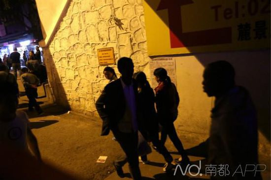 　　宝汉直街街口的火车桥涵洞，是进入登峰村其中一条主要通道，短短十米左右的涵洞，在人流高峰期会产生拥挤，借着洞口的昏黄路灯，可以分辨出人流里夹杂着各色人等。