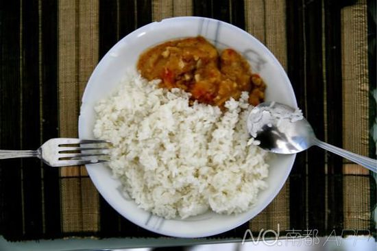 他们一样吃米饭，爱吃咖喱，卤味。