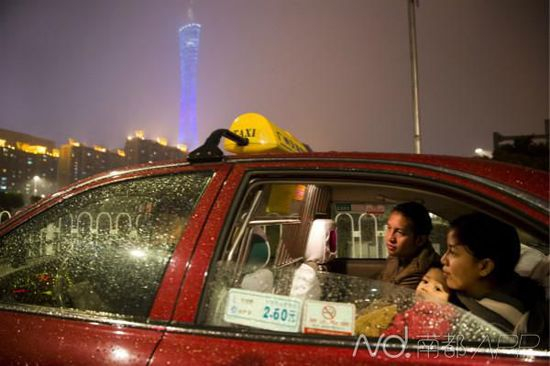 12月2日晚上，广州赤岗塔附近，阿杜送妻儿去机场，外面下着雨。