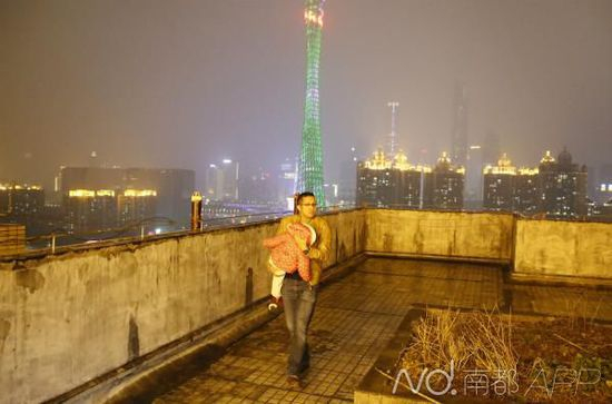 　　12月25日圣诞节，阿杜邀请朋友来家里吃饭。饭后，阿杜抱着sara到天台看夜景，远处广州塔晚上亮起了“圣诞快乐”的字样。