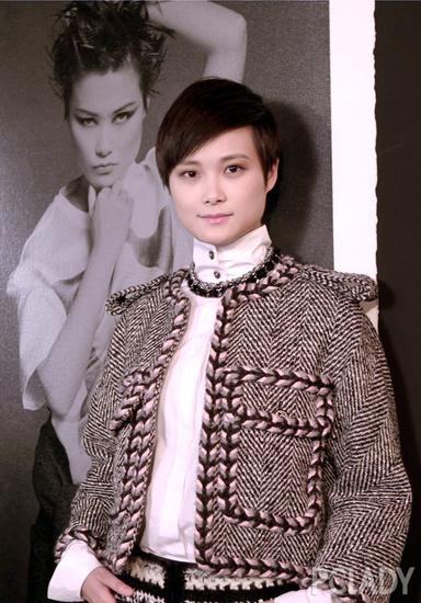 巩俐着透视裙亮相新片巴黎首映