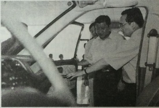 时任福建省长的习近平视察汽车工作