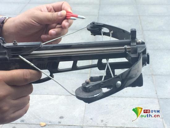 偷狗贼常用的弩。中国青年网记者 宿希强摄