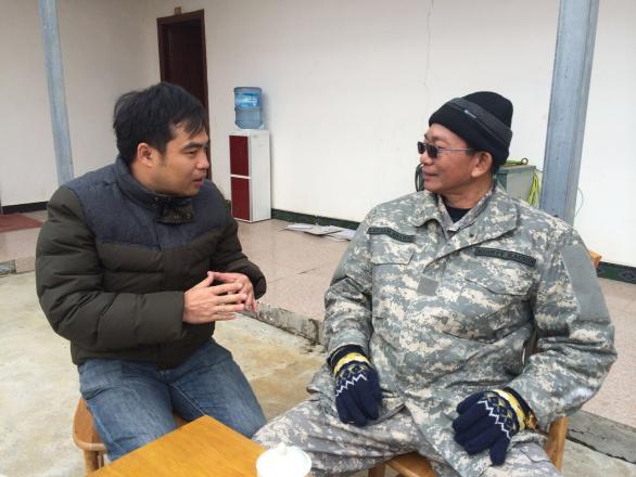 《环球时报》记者邱永峥（左）与克钦独立军总司令兼参谋长甘爽中将