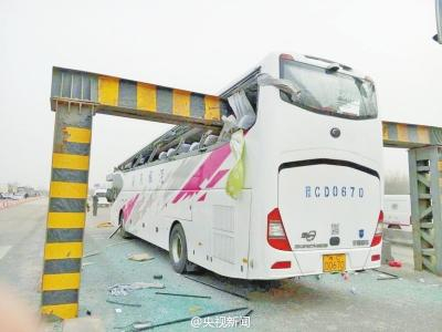 车祸现场，事故车辆车顶险被限高杆“削掉”图片来自网络