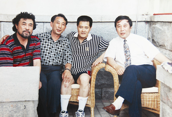 2002年在赵本山家李忠堂与张惠中、赵本山、崔凯合影
