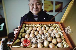 关庆生用鸡蛋雕刻的世界名人和中国名人