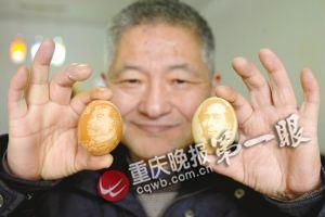 关庆生在鸡蛋上雕刻的美国总统富兰克林（右）和苏联元帅斯大林