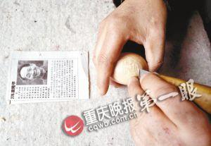 在鸡蛋上用刻刀慢慢雕刻