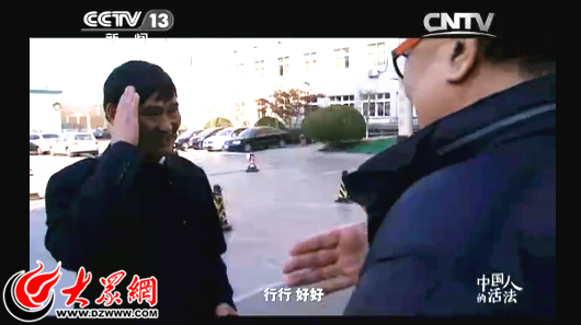 纪录片里，首次交谈后，金铁霖伸手欲与朱之文握手，朱之文却敬了个礼