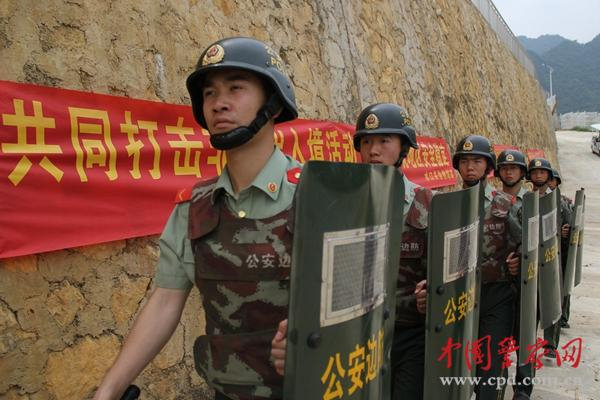 官兵正在进行口岸两翼巡查。