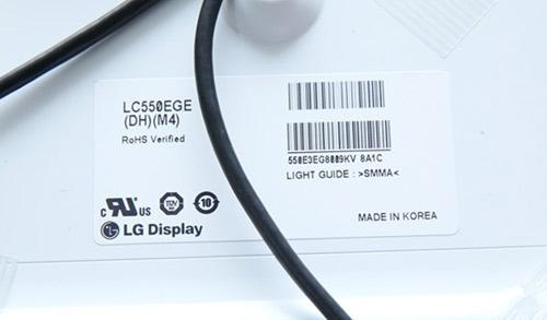 屏幕的背盖上有屏幕的出厂信息，韩国制造的LG原装屏，其标号和机器码都在上面。