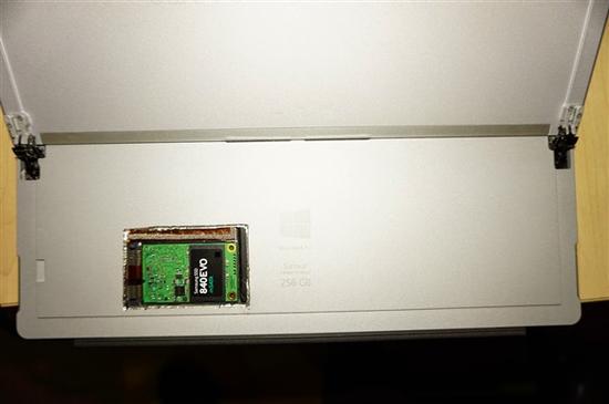国外玩家暴力为Surface更换1TB固态盘 