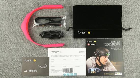 配件方面，除了使用指南、保修卡外，还包括了头戴摄像机的绒布袋，固定绑带和数据线。