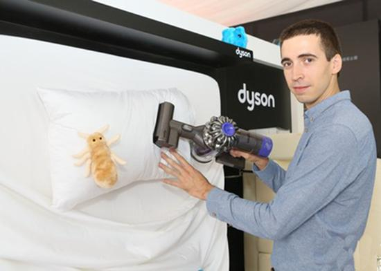 这一吸头还能清理沙发以及车内座位后备箱等地方。