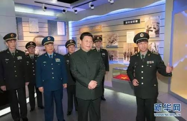 2015年1月21日，习近平视察驻昆明部队。这是习近平参观第二炮兵某基地军史馆。新华社记者李刚摄