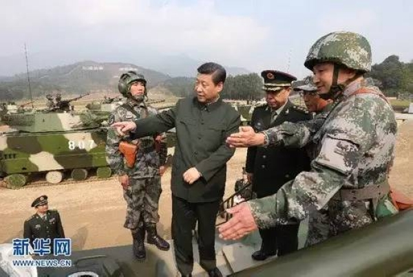　　2012年12月10日，中共中央总书记、中共中央军委主席习近平在广州军区某部训练场，登上两栖突击车了解装备情况。