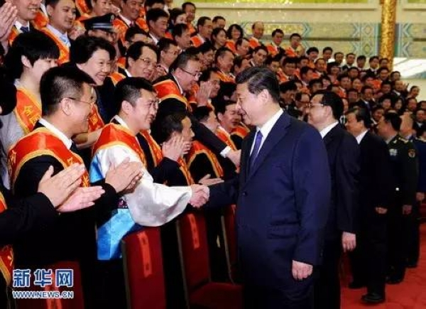 　　2014年5月27日，党和国家领导人习近平、李克强、刘云山等在北京人民大会堂会见第六次全国军转表彰大会受表彰代表。新华社记者饶爱民摄