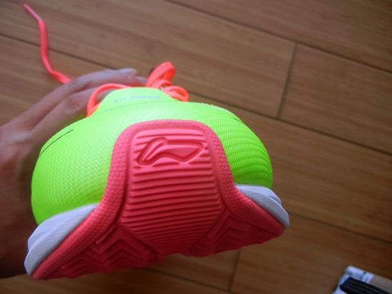 　　首先来看一下鞋子的鞋头，鞋头部位结合了防撞和微翘两大性能，采用了优质橡胶材料（防撞并具有弹性）与鞋子大底一体成型，可以有效的抵挡外部对脚趾的伤害。而鞋头上翘起部位的LOGO也相当漂亮。