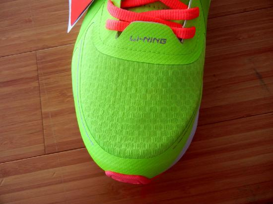 　　鞋子的鞋面采用了两段化鞋面一体式鞋舌的设计，鞋头部位使用了弹性三明治网布（三明治网布具有优越的透气性、回弹性、而且质地轻、易洗涤）与合成革拼接的方式，在不影响舒服感和包裹性的同时，能更好的达到透气效果，使得在运动过程中保持鞋内空气的流动。