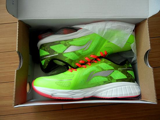 　　打开鞋盒，印入眼帘的第一印象就是这双被白色防潮纸包裹的鞋子颜色太骚亮了，哈哈。（发个微信朋友圈，被刷屏了，基本全是一个或两个字“亮”“骚”“骚亮”）