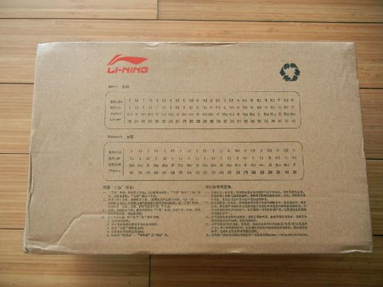 　　鞋盒底部印有中、美、英、法四国鞋码对照表，质量“三包”规定，及清洗和穿用提示，贴心而周到，可以按照说明更好的选择适合自己的鞋码并对鞋子进行保养，提高鞋子的寿命。