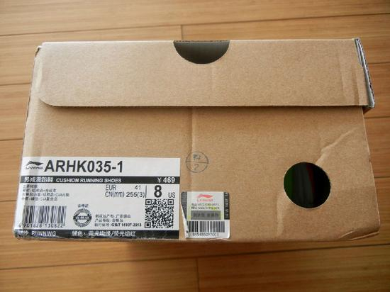 　　再看鞋盒的侧面，贴有鞋子的中文说明标贴，可以让你对鞋子的用料等信息有个更直观的了解，并设有模切透气孔，可以保证鞋盒内的空气流通，而使鞋子干爽，不受潮。鞋盒盖左右两侧有半圆形模切孔，一可以起到圆孔通风透气的效果，二可以方便快捷打开鞋盖。
