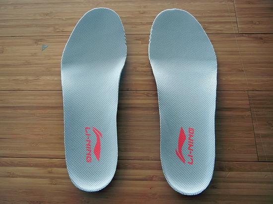 鞋垫正面采用了防臭透气的衬面+开放性透气细孔而成，使你在运动过程中更加舒适。